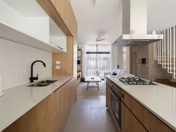VENTA CASA 4 AMBIENTES PARQUE LELOIR COCHERA