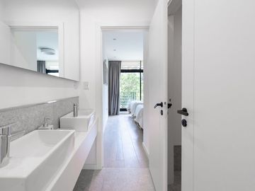VENTA CASA 4 AMBIENTES PARQUE LELOIR COCHERA