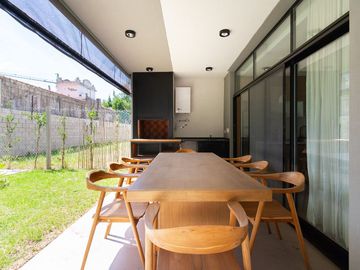 VENTA CASA 4 AMBIENTES PARQUE LELOIR COCHERA