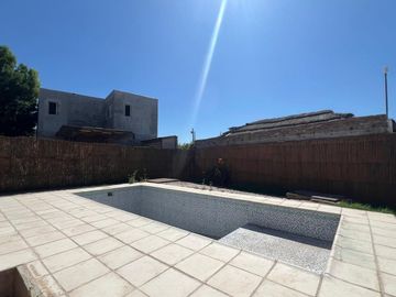 CASA CON PISCINA, BARRIO ROSA MOSQUETA, GUAYMALLÉN