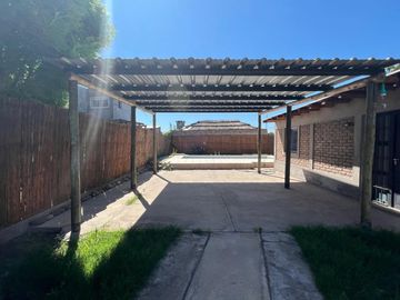 CASA CON PISCINA, BARRIO ROSA MOSQUETA, GUAYMALLÉN