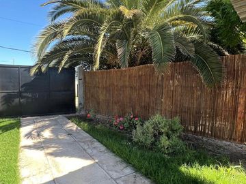 CASA CON PISCINA, BARRIO ROSA MOSQUETA, GUAYMALLÉN