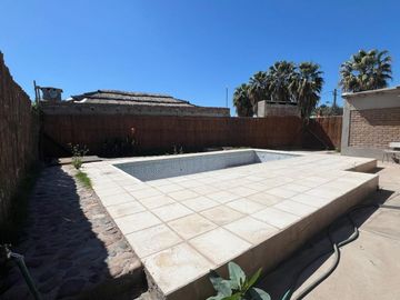 CASA CON PISCINA, BARRIO ROSA MOSQUETA, GUAYMALLÉN