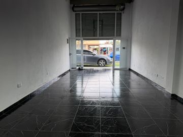 Dos Locales en 155 entre 33 y 34