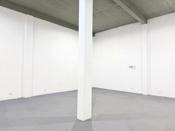 Dos Locales en 155 entre 33 y 34
