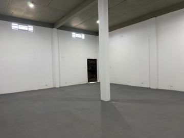 Dos Locales en 155 entre 33 y 34