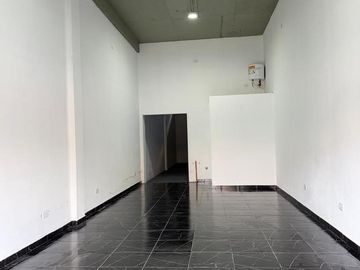 Dos Locales en 155 entre 33 y 34