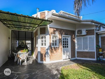 Casa 3 Dormitorios Jardín y Pileta - Saavedra 2300 - Barrio Cura Rosario | Venta