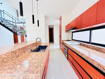 EN VENTA CASA DE 4 RECÁMARAS + FAMILY ROOM DENTRO DE PRIVADA ALTOZANO