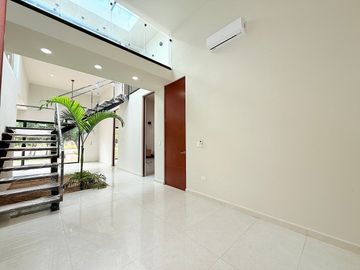 EN VENTA CASA DE 4 RECÁMARAS + FAMILY ROOM DENTRO DE PRIVADA ALTOZANO