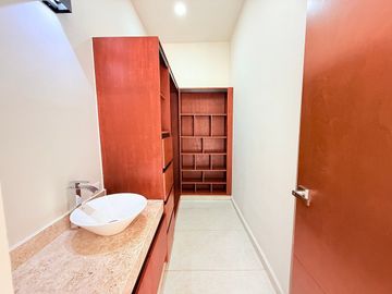 EN VENTA CASA DE 4 RECÁMARAS + FAMILY ROOM DENTRO DE PRIVADA ALTOZANO