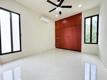 EN VENTA CASA DE 4 RECÁMARAS + FAMILY ROOM DENTRO DE PRIVADA ALTOZANO