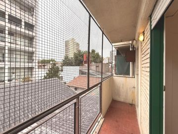 Depto 2 amb contra-frente con balcón y cochera en alquiler