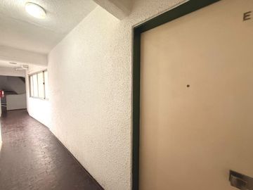 Depto 2 amb contra-frente con balcón y cochera en alquiler