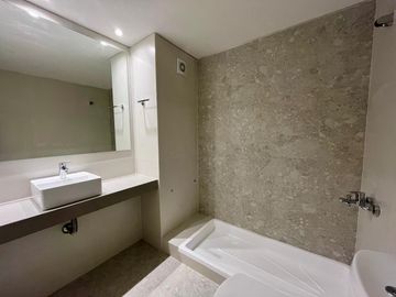 VENTA - Departamento Dúplex Dos Dormitorios, Balcón Aterrazado. Amenidades. Centro, Rosario