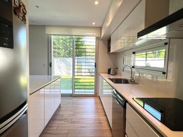 Casa a estrenar 3 dormitorios, galería, patio - Morrison 8900 - Fisherton Rosario | Venta