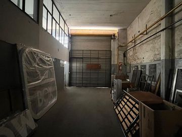Depósito s/ importante Av. con inmejorable ubicación logística.