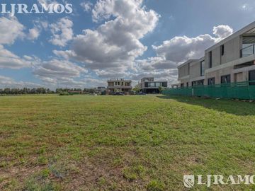 Lote sobre lago central en venta, en Los Puentes - Nordelta