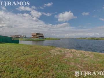 Lote sobre lago central en venta, en Los Puentes - Nordelta