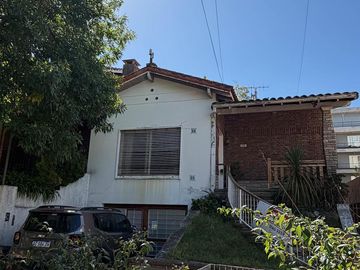 RETASADA Casa de 4 ambientes en venta en Tigre con gran lote, cochera para 3 autos