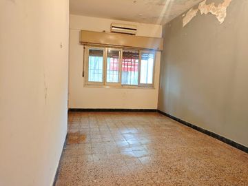 Venta casa a reciclar de 2 dormitorios con patio cerrado ,Fisherton