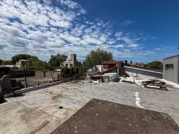 Venta casa a reciclar de 2 dormitorios con patio cerrado ,Fisherton
