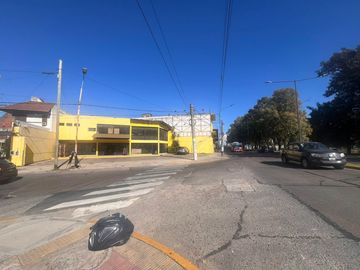 Local con deposito en inmejorable ubicación en Esquina.