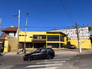 Local con deposito en inmejorable ubicación en Esquina.