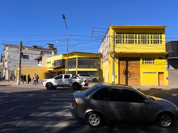 Local con deposito en inmejorable ubicación en Esquina.