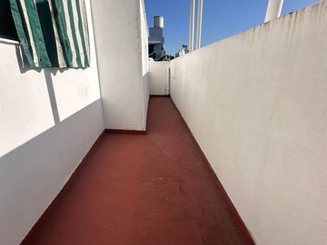 Oficina en primer piso luminosa
