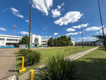 Excelentes naves industrial de 3000 m2 cubiertos en Hurlingham