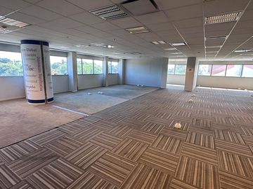 Alquiler Oficina en Emblemático DOT BUILDING - 1000Mts2. - Planta Libre - Saavedra