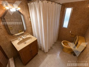 CASA EN ESQUINA CON TERRAZA Y GRAN POTENCIAL DE RECICLAJE