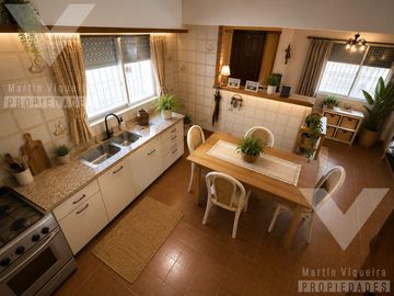 CASA EN ESQUINA CON TERRAZA Y GRAN POTENCIAL DE RECICLAJE