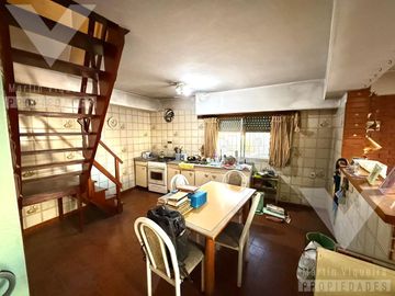 CASA EN ESQUINA CON TERRAZA Y GRAN POTENCIAL DE RECICLAJE