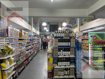 Local comercial con salida a dos calles. Ideal Supermercado