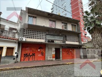 Local comercial con salida a dos calles. Ideal Supermercado