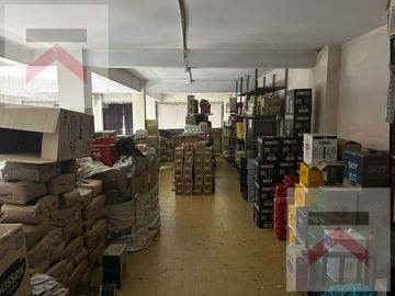 Local comercial con salida a dos calles. Ideal Supermercado