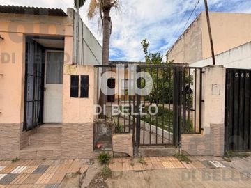 Casa con 5  unidades funcionales, a 500 metros de Av. Antartida