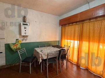 Casa con 5  unidades funcionales, a 500 metros de Av. Antartida