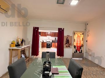 Casa con 5  unidades funcionales, a 500 metros de Av. Antartida
