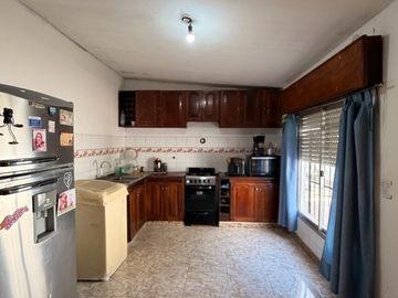 Casa con 5  unidades funcionales, a 500 metros de Av. Antartida