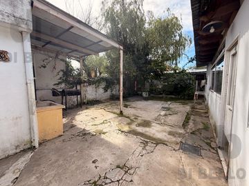 Casa con 5  unidades funcionales, a 500 metros de Av. Antartida