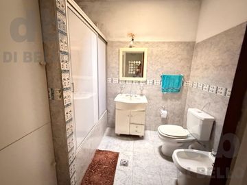 Casa con 5  unidades funcionales, a 500 metros de Av. Antartida