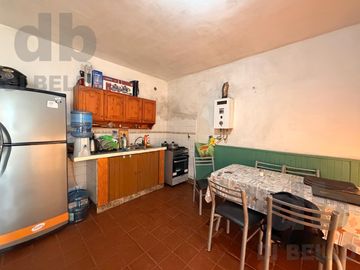 Casa con 5  unidades funcionales, a 500 metros de Av. Antartida