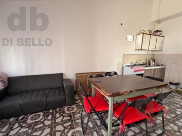 Casa con 5  unidades funcionales, a 500 metros de Av. Antartida