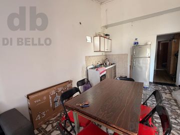 Casa con 5  unidades funcionales, a 500 metros de Av. Antartida