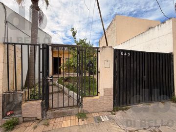 Casa con 5  unidades funcionales, a 500 metros de Av. Antartida