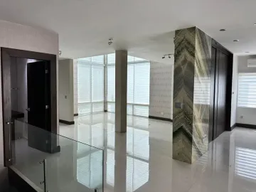 Casa en Venta en Carolco 1er Sector, Monterrey - Amplia Residencia en Fraccionamiento Privado