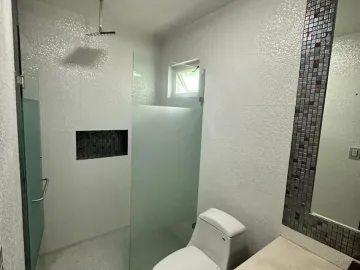 Casa en Venta en Carolco 1er Sector, Monterrey - Amplia Residencia en Fraccionamiento Privado